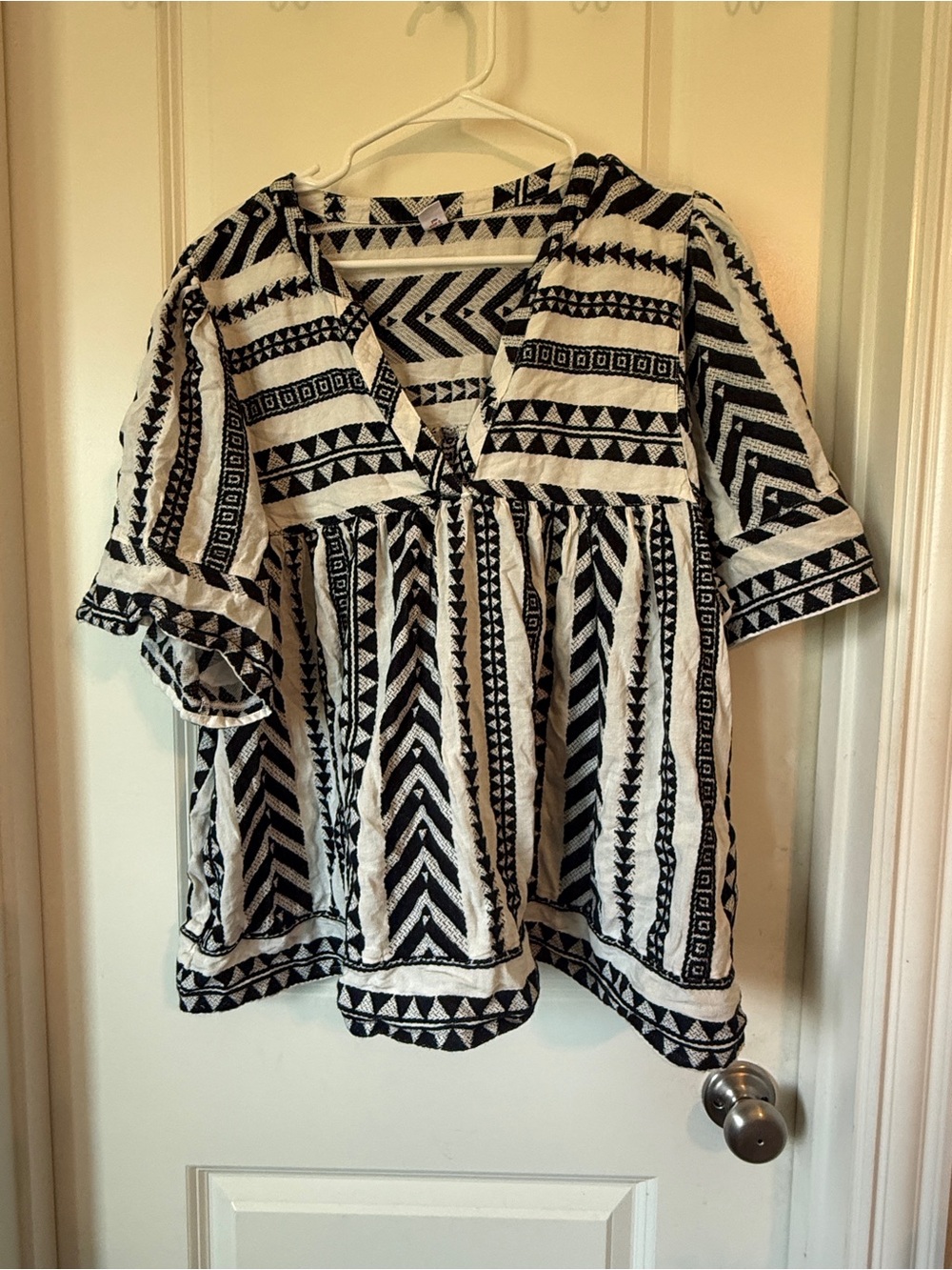 Old Navy Black & White Geometric V-Neck Women's Top